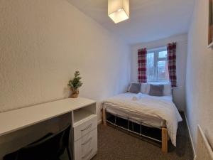 Un pat sau paturi într-o cameră la Nice Living Serviced Accommodations 10
