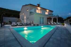 Πισίνα στο ή κοντά στο Villa Bella Vista for 8 people with sea view, heated pool & wellness - only 1,5 km from beach