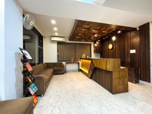 ハリドワールにあるHotel Shoolin Suites Boutique Haridwarのソファとバーのあるリビングルーム +57枚の写真