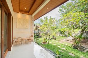 Taman di luar Mada Homestay