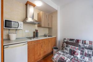 eine kleine Küche mit Spüle und Mikrowelle in der Unterkunft Monte Gorbea Mumu 7 B in Sierra Nevada