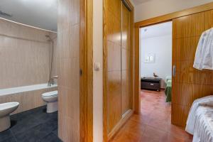 un baño con inodoro y lavabo en Monte Gorbea Mumu 7 B, en Sierra Nevada