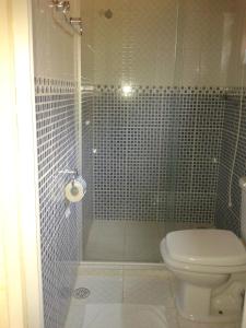 ein Badezimmer mit Toilette und Dusche in der Unterkunft Estalagem São Gonçalo in Tarituba