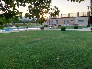 Bazén v ubytování Agriturismo Tenuta Filippi nebo v jeho okolí
