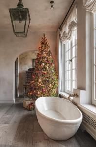 Un árbol de Navidad en un baño con bañera en The Notary, en Brujas