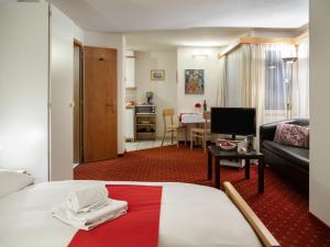 Giường trong phòng chung tại Apartment Chalet Abendrot apARTments-11 by Interhome