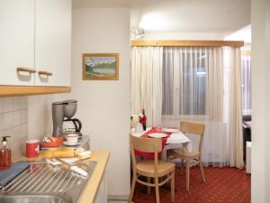 Nhà bếp/bếp nhỏ tại Apartment Chalet Abendrot apARTments-11 by Interhome