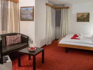 Giường trong phòng chung tại Apartment Chalet Abendrot apARTments-11 by Interhome +22 ảnh