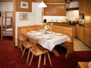 Kuchyň nebo kuchyňský kout v ubytování Apartment Chalet Abendrot apARTments-30 by Interhome