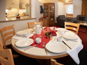 Χώρος καθιστικού στο Apartment Chalet Abendrot apARTments-29 by Interhome