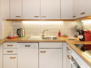 Η κουζίνα ή μικρή κουζίνα στο Apartment Chalet Abendrot apARTments-29 by Interhome