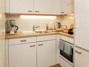 Kuchyň nebo kuchyňský kout v ubytování Apartment Chalet Abendrot apARTments-8 by Interhome