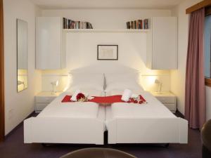 Giường trong phòng chung tại Apartment Chalet Abendrot apARTments-5 by Interhome