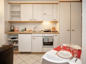 Nhà bếp/bếp nhỏ tại Apartment Chalet Abendrot apARTments-5 by Interhome +19 ảnh