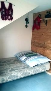 een bed in de hoek van een kamer bij Studio Nina in Raba Wyżna
