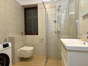 Kúpeľňa v ubytovaní Apartment Bellevue-2 by Interhome