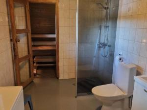 Koupelna v ubytování Holiday Home Savenaho by Interhome