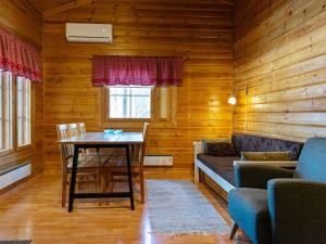 uma sala de estar com um sofá e uma mesa em Holiday Home Aittolahti 2 by Interhome em Hopsu
