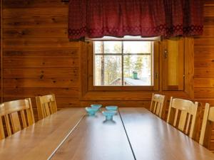 uma sala de jantar com uma mesa e uma janela em Holiday Home Aittolahti 2 by Interhome em Hopsu