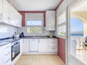 Kuchyň nebo kuchyňský kout v ubytování Holiday Home Tordera by Interhome