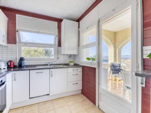 Kuchyň nebo kuchyňský kout v ubytování Holiday Home Tordera by Interhome