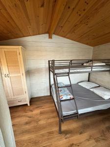 Ένα ή περισσότερα κρεβάτια σε δωμάτιο στο Cabane dans les arbres à la ferme