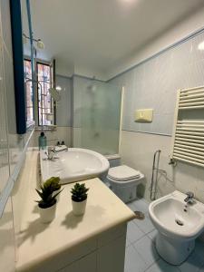 ein Badezimmer mit Waschbecken und Toilette in der Unterkunft Casa MaVi in Neapel