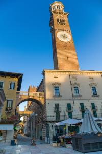 una torre dell'orologio in cima a un edificio di Domus la Scala a Verona
