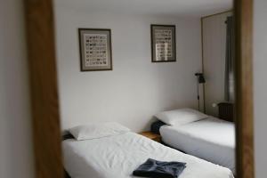 Postel nebo postele na pokoji v ubytování Chalet Châtaigne - Shared Catered Chalet
