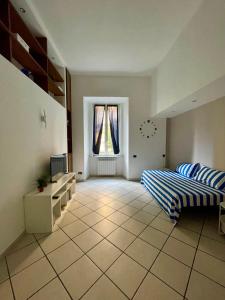 ein großes Wohnzimmer mit Bett und Fernseher in der Unterkunft Casa MaVi in Neapel