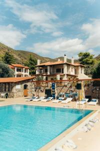 Bazén v ubytování Kaminos Evia nebo v jeho okolí