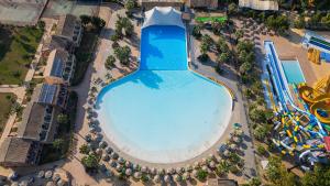 una vista dall'alto di una grande piscina in un resort di Aqualand Resort ad Ágios Ioánnis