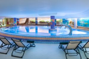 MUR Faro Jandia Fuerteventura & Spa内部或周边的泳池