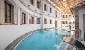 una piscina cubierta en un edificio en Gran Hotel Las Caldas by blau hotels - Adults Only, en Las Caldas