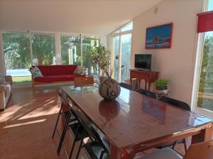 un soggiorno con un tavolo e un divano di Chalet con gran jardin y piscina privada a Peñíscola