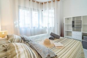 Łóżko lub łóżka w pokoju w obiekcie Casa Linda, Front the beach La Lucera, Ribiera del Sol Wifi, AC, Private Parking, Petfriendly