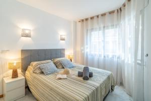 Łóżko lub łóżka w pokoju w obiekcie Casa Linda, Front the beach La Lucera, Ribiera del Sol Wifi, AC, Private Parking, Petfriendly