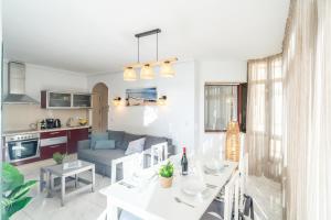 salon ze stołem i kanapą w obiekcie Casa Linda, Front the beach La Lucera, Ribiera del Sol Wifi, AC, Private Parking, Petfriendly w mieście Sitio de Calahonda