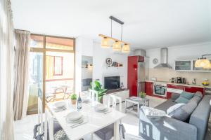 Kuchnia lub aneks kuchenny w obiekcie Casa Linda, Front the beach La Lucera, Ribiera del Sol Wifi, AC, Private Parking, Petfriendly