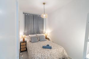 Łóżko lub łóżka w pokoju w obiekcie Casa Linda, Front the beach La Lucera, Ribiera del Sol Wifi, AC, Private Parking, Petfriendly