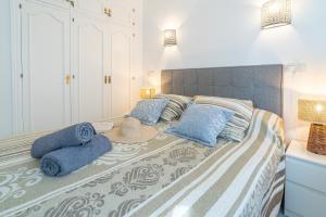 Łóżko lub łóżka w pokoju w obiekcie Casa Linda, Front the beach La Lucera, Ribiera del Sol Wifi, AC, Private Parking, Petfriendly