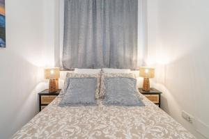 Łóżko lub łóżka w pokoju w obiekcie Casa Linda, Front the beach La Lucera, Ribiera del Sol Wifi, AC, Private Parking, Petfriendly