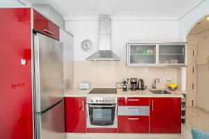 Kuchnia lub aneks kuchenny w obiekcie Casa Linda, Front the beach La Lucera, Ribiera del Sol Wifi, AC, Private Parking, Petfriendly