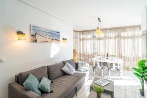 Część wypoczynkowa w obiekcie Casa Linda, Front the beach La Lucera, Ribiera del Sol Wifi, AC, Private Parking, Petfriendly