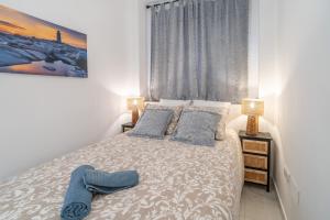Łóżko lub łóżka w pokoju w obiekcie Casa Linda, Front the beach La Lucera, Ribiera del Sol Wifi, AC, Private Parking, Petfriendly