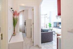 Telewizja i/lub zestaw kina domowego w obiekcie Casa Linda, Front the beach La Lucera, Ribiera del Sol Wifi, AC, Private Parking, Petfriendly