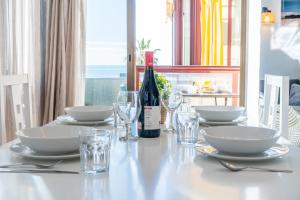 Napoje w obiekcie Casa Linda, Front the beach La Lucera, Ribiera del Sol Wifi, AC, Private Parking, Petfriendly