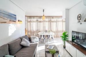 Część wypoczynkowa w obiekcie Casa Linda, Front the beach La Lucera, Ribiera del Sol Wifi, AC, Private Parking, Petfriendly