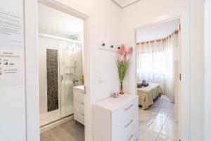 Łazienka w obiekcie Casa Linda, Front the beach La Lucera, Ribiera del Sol Wifi, AC, Private Parking, Petfriendly