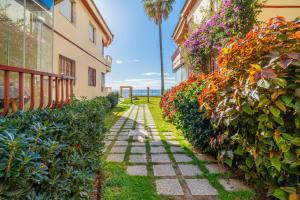 Ogród w obiekcie Casa Linda, Front the beach La Lucera, Ribiera del Sol Wifi, AC, Private Parking, Petfriendly